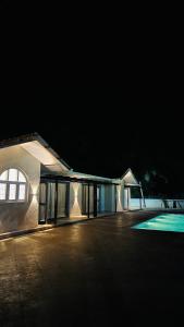 Bazén v ubytování Private suites by The Saltwater Homestay nebo v jeho okolí