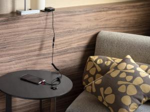 una sala de estar con una mesa y un sofá en Mitsui Garden Hotel Sapporo, en Sapporo 3 fotos más