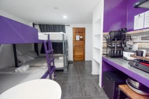 um quarto com paredes roxas e uma cozinha com beliches em BABOSAM Hotel em Boracay mais 49 fotografias