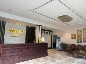 a lobby with a waiting room with a table and chairs at Hoang Cung Hotel in Ấp Phú Thọ
