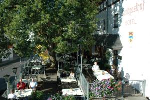 En restaurant eller et andet spisested på Landgasthof Hotel Zur Linde im Taunus