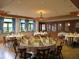 En restaurant eller et andet spisested på Landgasthof Hotel Zur Linde im Taunus