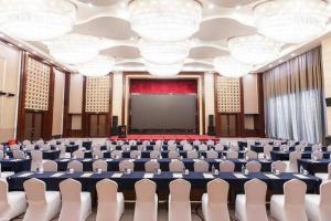 a lecture hall with a screen in the middle at Wuhan Soluxe Hotel in Wuhan