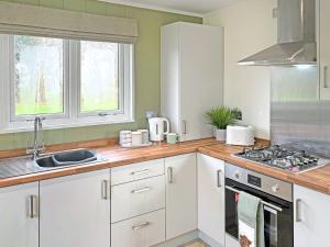 Nhà bếp/bếp nhỏ tại Kings Moor Retreat 1 - Uk50821