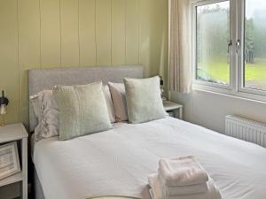 Giường trong phòng chung tại Kings Moor Retreat 1 - Uk50821