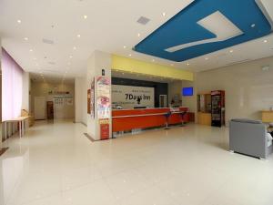 un vestíbulo con un cartel tiktec en el techo en 7 Days Inn Fucheng Wu Gongci Gaodeng East Street Binjiang Road, en Haikou