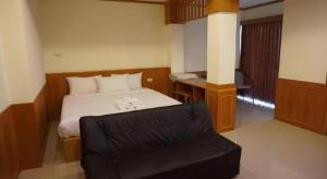 Ban Tha PhaeにあるLoei Residenceのベッドと椅子のある寝室 +97枚の写真