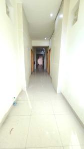 ein leerer Flur eines Gebäudes mit weißen Wänden in der Unterkunft Hotel O Star key in Gurgaon