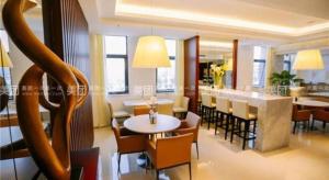 een eetkamer met tafels en stoelen en een bar bij Jinjiang Select Luoyang Longmen Guanlin Train Station Branch in Luoyang