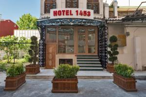 um hotel com vasos de plantas em frente a um edifício em Hotel 1453 em Istambul