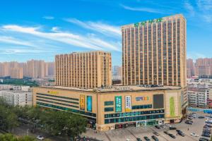 石家荘市にあるJames Joyce Coffetel Shijiazhuang Century Park Shiji Huamaoの二つの塔のある大きな建物