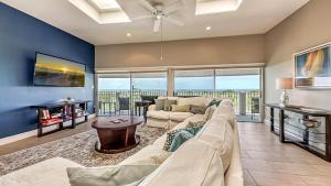 una sala de estar con un sofá y una mesa en Siesta Sunset - 524 (PH), en Siesta Key