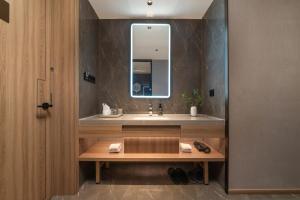 长沙美豪丽致酒店的浴室里有洗手池和镜子 更多16张照片