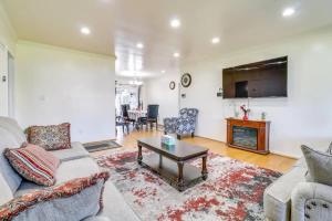 ノース・ヒルズにあるVacation Rental w Pool &Garden 6 Guests near CSUNのソファとコーヒーテーブルのあるリビングルーム