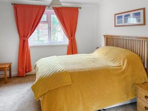 モリオンにある6 The Coveのベッドルーム1室(黄色いベッド1台、窓付)