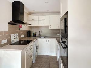 モリオンにある6 The Coveの白いキッチン(白いキャビネット、シンク付)