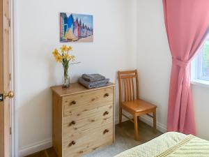 モリオンにある6 The Coveのベッドルーム1室(ドレッサー、花瓶付)