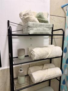 a towel rack with towels and towels in a bathroom at Apartamento - Casa Calderon, zona céntric in San Pedro Sula