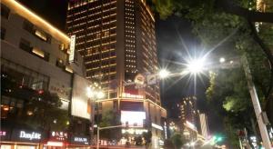 ZhangjiangにあるEcharm Hotel Changde Taoyuan Walking Street Jinyuan Towerの夜の街灯