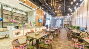 Un restaurante con mesas y sillas en una sala. en MAIHAOHOTELS, en Sanjiang