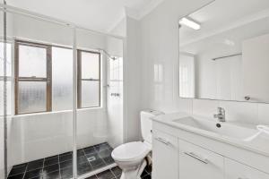 Koupelna v ubytování Beachside Bliss with Balcony & Resort Perks Sandcastles 234