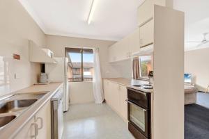 Kuchyň nebo kuchyňský kout v ubytování Beachside Bliss with Balcony & Resort Perks Sandcastles 234