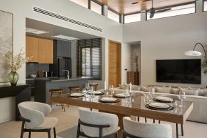 Μια τηλεόραση ή/και κέντρο ψυχαγωγίας στο Premium Villa Botanica 3-BR with Pool and Garden