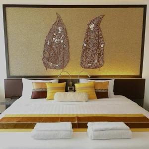 カタビーチにあるStay Kataのベッドルーム1室(大型ベッド1台、枕3つ付)