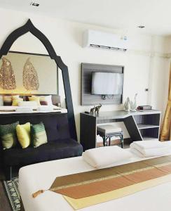 カタビーチにあるStay Kataのリビングルーム(ベッド1台、デスク付)