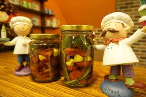 two figurines of food in glass jars on a table at Snail Trail B&B in Taitung City