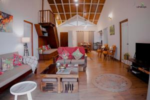 Μια τηλεόραση ή/και κέντρο ψυχαγωγίας στο Hope Horizon Luxury Villa By LexStays