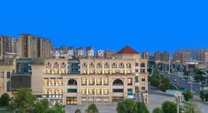 Xana Hotelle Luzhou High-Speed Railway Station Trading Market Passenger Terminal في لوزهاو: مبنى كبير امام مدينة