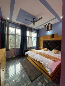 Un dormitorio con una cama grande con techo. en Ruk bae cafe restro & hotel, en Mussoorie