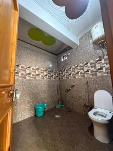 - Baño con aseo en una habitación en Ruk bae cafe restro & hotel, en Mussoorie