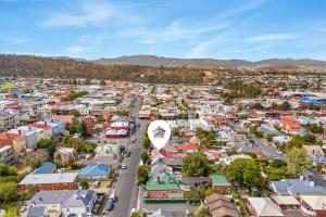 une vue aérienne d'une ville avec un grand cercle blanc dans l'établissement Hurst Cottage North Hobart x 6, à Hobart