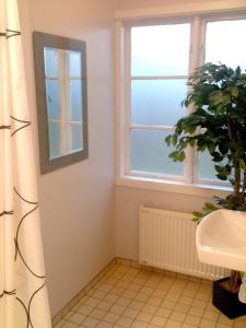 Koupelna v ubytování Hallandsgården by Mellbystrands + 33 fotografií
