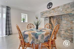 a dining room with a table and chairs at Longere du gaudin in Pluherlin