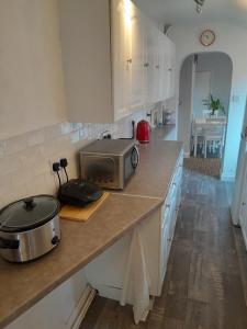 y cocina con encimera, tostadora y microondas. en Grantham Town Centre, en Lincolnshire