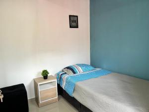 - une chambre avec un lit et une petite table de nuit dans l'établissement Tranquilo y bonito, à Bogotá
