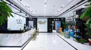 a lobby of a store with a counter and chairs at Xana Lite Hotelle Tianjin Huaming Binhai International Airport in Tianjin