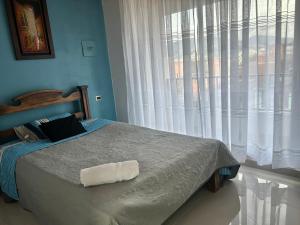 une chambre avec un lit avec une serviette dessus dans l'établissement Tranquilo y bonito, à Bogotá