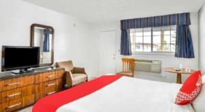 TV a/nebo společenská místnost v ubytování OYO Gateway Motel Las Vegas North Strip/Fremont St. Area