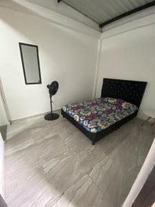 Un dormitorio con una cama y una lámpara. en Casa Finca campestre, en San José del Guaviare