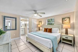a bedroom with a bed and a ceiling fan at Casita Sun Star - 1135 in Siesta Key +51 photos