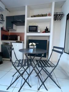 Η κουζίνα ή μικρή κουζίνα στο La suite Maud