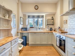 Η κουζίνα ή μικρή κουζίνα στο The Manor Stables - Uk48247