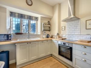 Η κουζίνα ή μικρή κουζίνα στο The Manor Stables - Uk48247