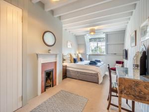 Ένα ή περισσότερα κρεβάτια σε δωμάτιο στο The Manor Stables - Uk48247