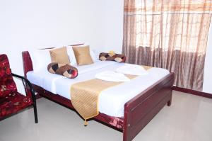 Giường trong phòng chung tại A L Residency