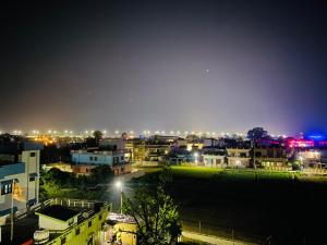 Γενική άποψη της πόλης Haldwani ή θέα της πόλης από  αυτό το δωμάτιο σε οικογενειακή κατοικία